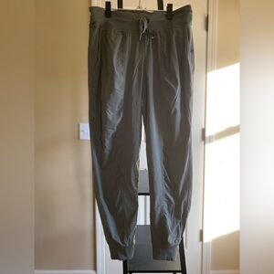 Lululemon women’s green joggers size 10